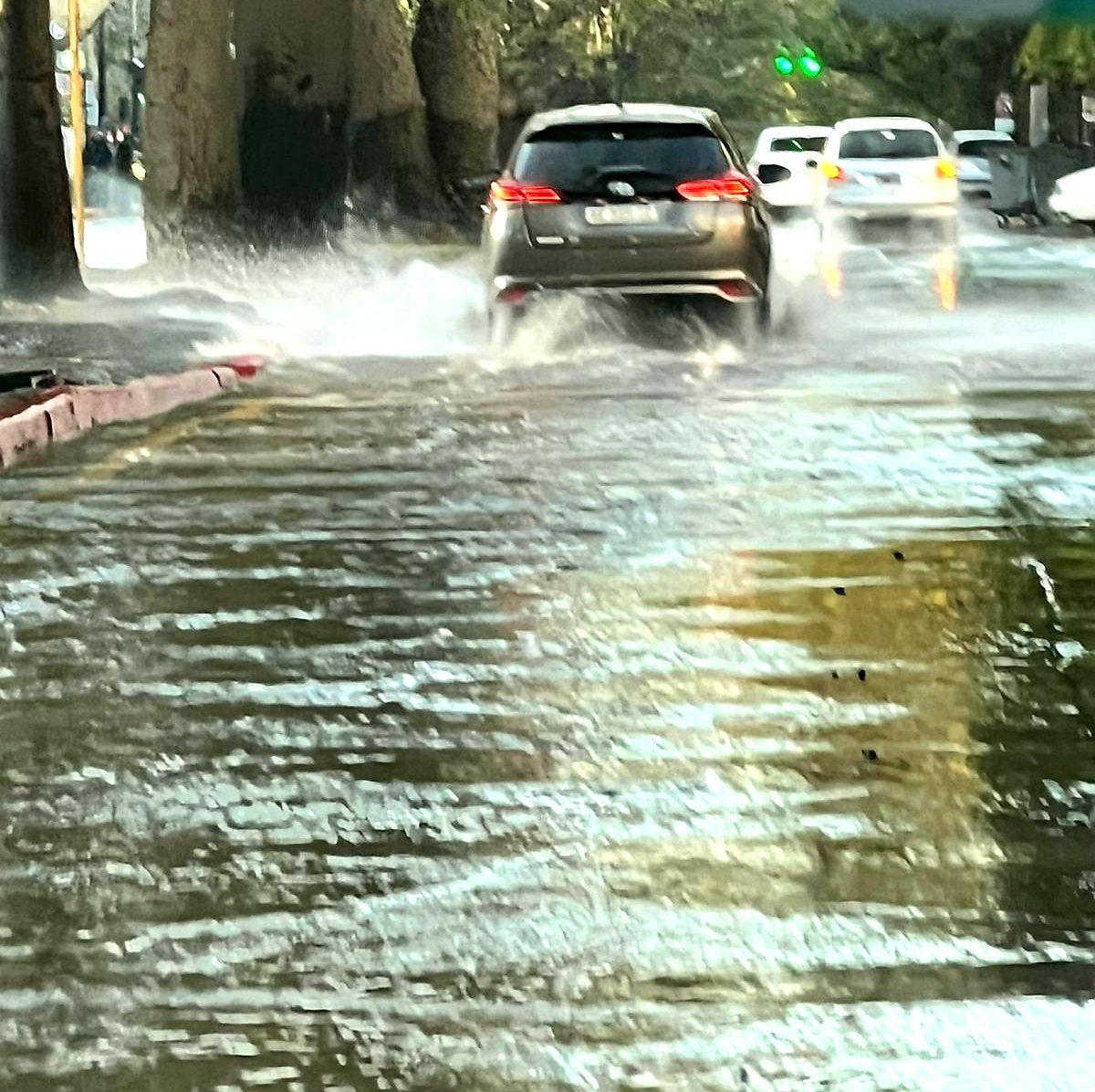 Leonardo Guevara (@leoguevara80) on Twitter photo #AHORA otra vez explotó un caño de Aguas Cordobesas y destruyó una vereda convirtiendo en un río la calle Duarte Quiros en Alberdi, los vecinos dijeron que cortaron el servicio "saltaba para arriba" dijeron. Movil <a href="/radiomitrecba/">Radio Mitre Córdoba</a>. #AHORA otra vez explotó un caño de Aguas Cordobesas y destruyó una vereda convirtiendo en un río la calle Duarte Quiros en Alberdi, los vecinos dijeron que cortaron el servicio "saltaba para arriba" dijeron. Movil <a href="/radiomitrecba/">Radio Mitre Córdoba</a>.