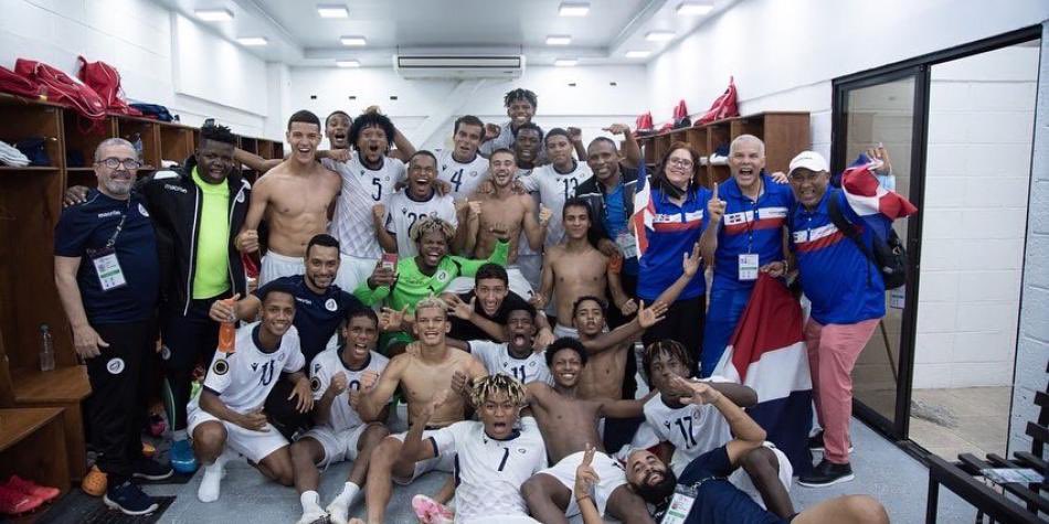 fernandopalomo's tweet photo. Walter Benítez, el DT de RepDom Sub20 que hizo historia en @Concacaf clasificando al Mundial y a @Paris2024 en el 🎙Podcast🎙
Su ejemplo es Del Bosque, su herramienta fue el WhatsApp. Su historia. 
🎧 https://t.co/gzWOrowG9X
🎧 https://t.co/bJznAOBZAb https://t.co/kqerl2K71y