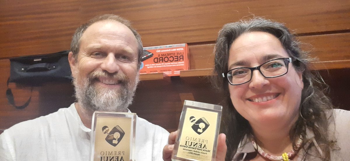 Hoy he tenido el privilegio de recoger, junto a <a href="/pepaviaja/">María José García</a> el premio <a href="/SomosAENUI/">Somos AENUI</a> a la calidad e innovación docente 2022.
Y tu día, ¿qué tal? 😃