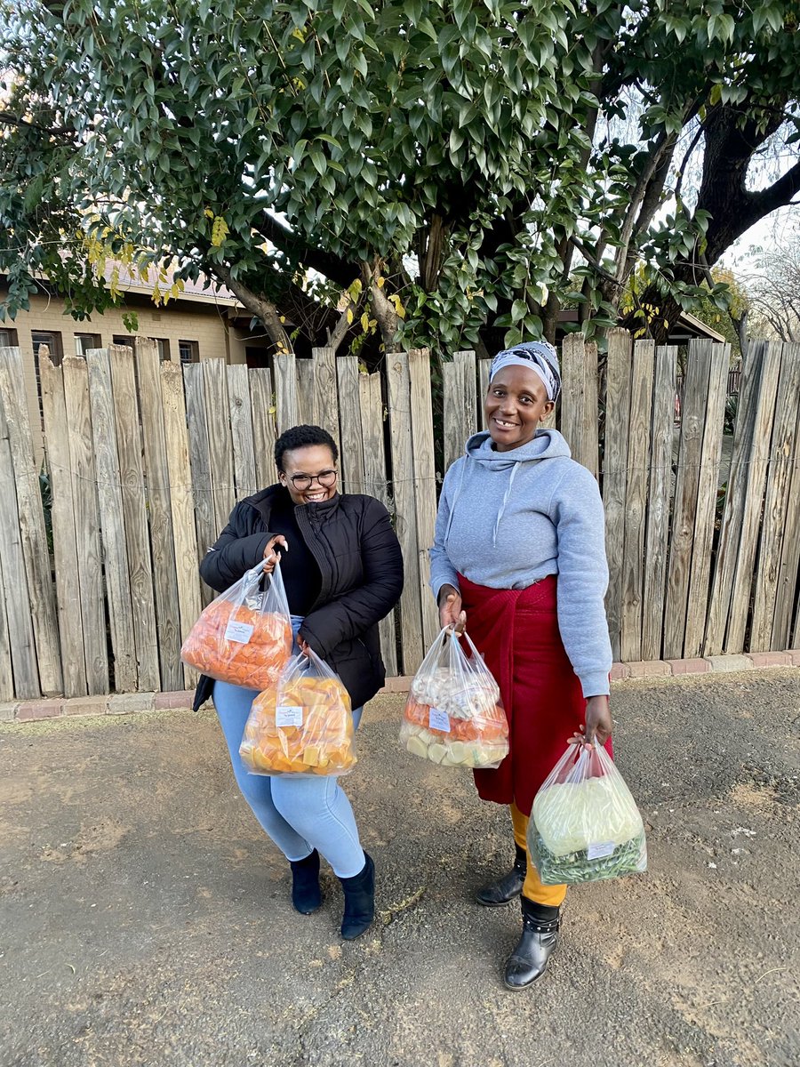 choppedveggies2's tweet photo. We’re here to make cooking easier for you! 🥵🤌🏽🥂🔥🔥

Place your order via dm or contact us on 0659556319

#choppedveggiesbygommie21 #veggies #instafood #instavegan #veganfood #sundaykos #sundaylunch #trending #explore #smallbusiness https://t.co/hwJ8yhWu5O