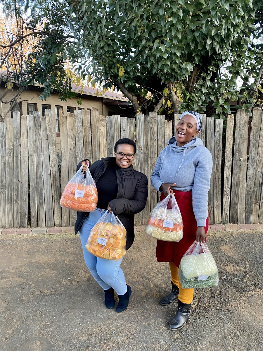choppedveggies2's tweet photo. We’re here to make cooking easier for you! 🥵🤌🏽🥂🔥🔥

Place your order via dm or contact us on 0659556319

#choppedveggiesbygommie21 #veggies #instafood #instavegan #veganfood #sundaykos #sundaylunch #trending #explore #smallbusiness https://t.co/hwJ8yhWu5O