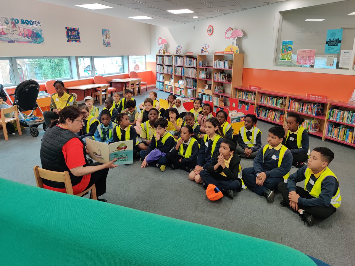 Morningside_ps's tweet photo. Today, #Year4 visited the @PrimaryAdv art exhibition at Hackney Library. We loved looking at the amazing science-inspired artwork, and had a great time having a story read to us.
💐🪐🍏🧑‍🎨🧑‍🔬
#Art #Science #Reading https://t.co/z5YEEAEOl6