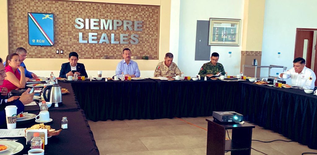 SegobCoahuila's tweet photo. En #PiedrasNegras, desde la 47 Zona Militar, se llevó a cabo la Mesa de Coordinación para la Construcción de Paz, donde autoridades estatales, federales, así como el Ejercicio Mexicano y la @GN_MEXICO_, suman esfuerzos en materia de #seguridad en favor de las y los coahuilenses. https://t.co/Mq6RVtwbWp