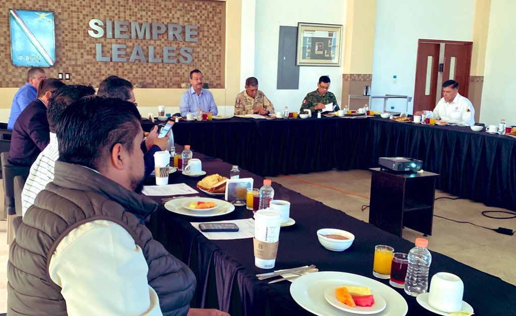 SegobCoahuila's tweet photo. En #PiedrasNegras, desde la 47 Zona Militar, se llevó a cabo la Mesa de Coordinación para la Construcción de Paz, donde autoridades estatales, federales, así como el Ejercicio Mexicano y la @GN_MEXICO_, suman esfuerzos en materia de #seguridad en favor de las y los coahuilenses. https://t.co/Mq6RVtwbWp