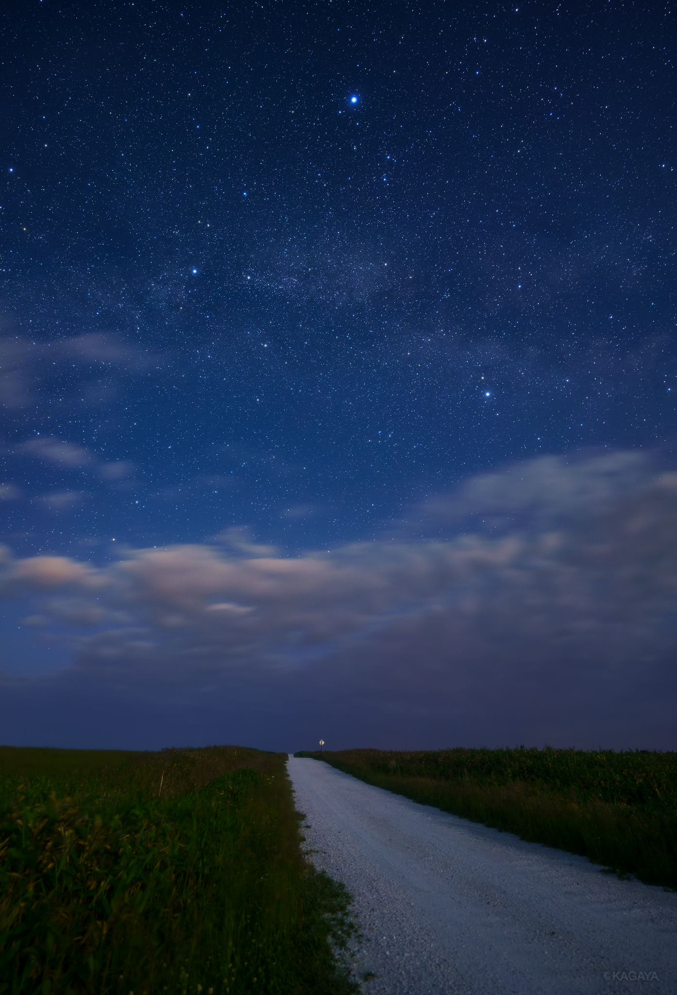 Kagaya 先ほど撮影した七夕の星と天の川です 写真上の星が織姫星 こと座のベガ 写真右の星が彦星 わし座のアルタイル その間を左右に流れる淡い光の帯が天の川です まっすぐな白い道が月光にやさしく照らされ 幻想的でした 北海道にて撮影