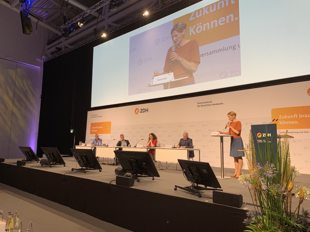 PreuschoffBeate's tweet photo. Was Arbeitsmarktpolitik&amp; Zuwanderung zur Fachkräftesicherung beitragen können,wird im Panel 2 diskutiert mit designierter ⁦@Bundesagentur⁩ Vorsitzenden Nahles,IW-Direktor ⁦@michael_huether⁩ ,Claudia Beil v UnternehmerFrauen im Handwerk&amp; @ZDH_news #Schwannecke #IHM2022 https://t.co/roW0WEKHdY