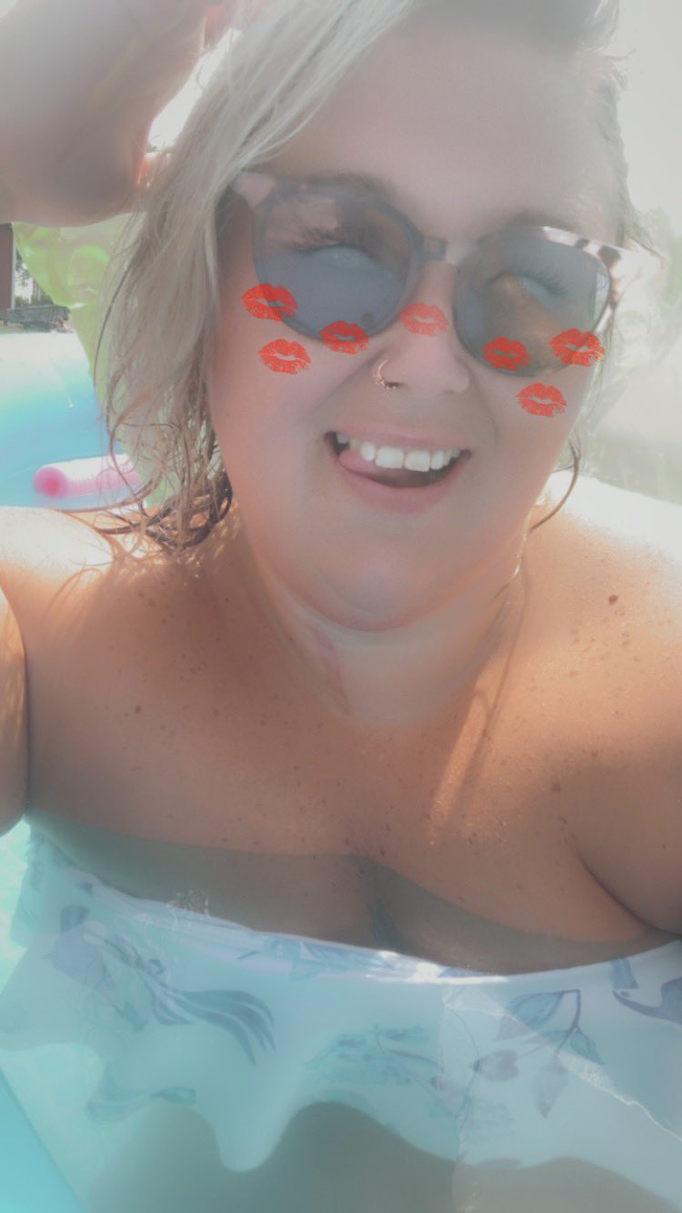 Pool Dayzzzzz☀️ https://t.co/kP4JX1rfkB