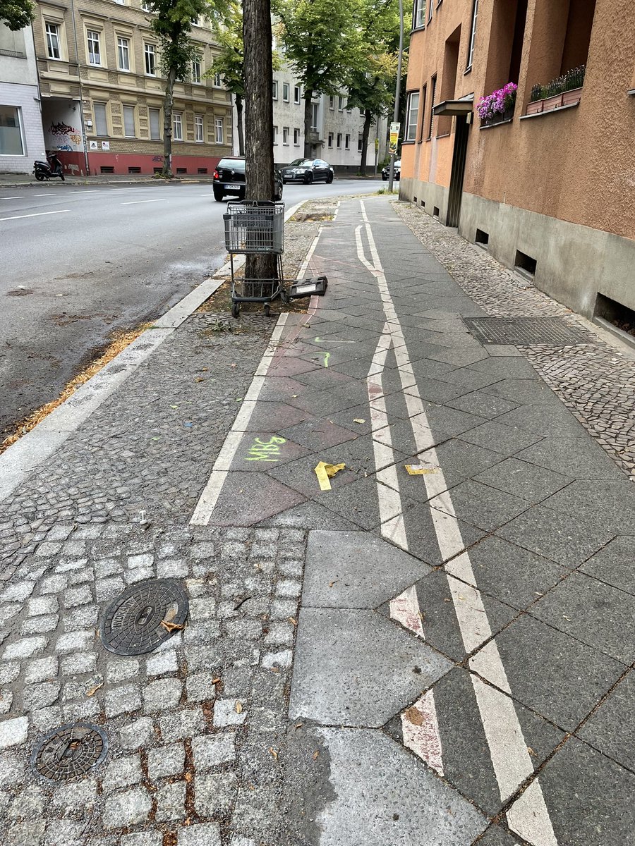 #Fahrrad-„Infrastruktur“, die nur dazu dient, die Straße für den #MIV frei zu machen. Immerhin: nicht benutzungspflichtig. #Holländerstraße #Reinickendorf