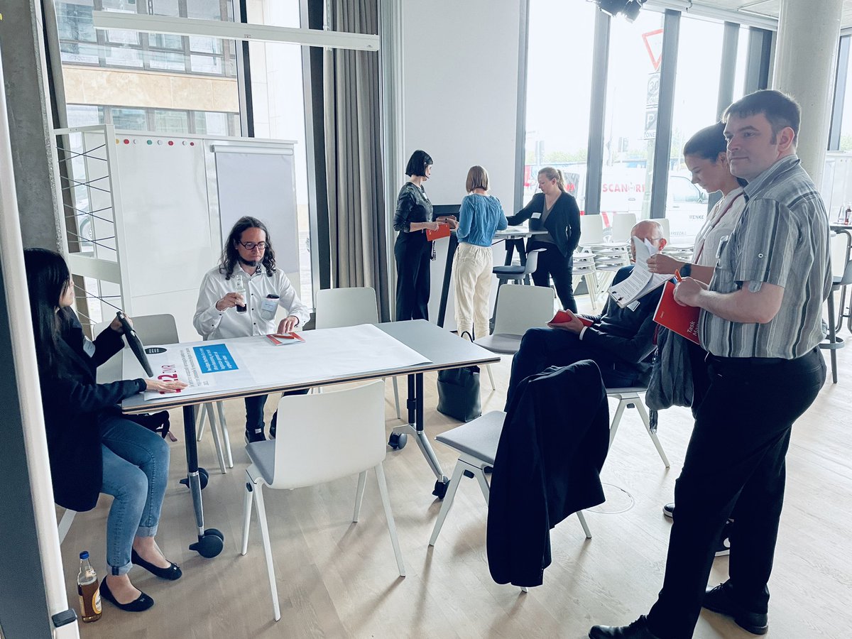 martin_blaschka's tweet photo. 💡 Seit 14:00 Uhr sind unsere Teilnehmer:innen beim #InteropDay #Gesundheitsregister nun in #Ideensprints 🚀 unterwegs. Ziel: Anhand von 2 konkreten Cases Herausforderungen, Chancen und notwendige Rahmen für die Szenarien 2022, 2025 und 2030. https://t.co/8UxhZf0dfE