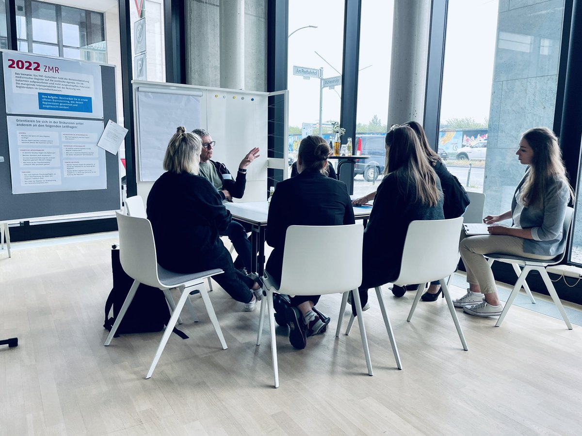 martin_blaschka's tweet photo. 💡 Seit 14:00 Uhr sind unsere Teilnehmer:innen beim #InteropDay #Gesundheitsregister nun in #Ideensprints 🚀 unterwegs. Ziel: Anhand von 2 konkreten Cases Herausforderungen, Chancen und notwendige Rahmen für die Szenarien 2022, 2025 und 2030. https://t.co/8UxhZf0dfE