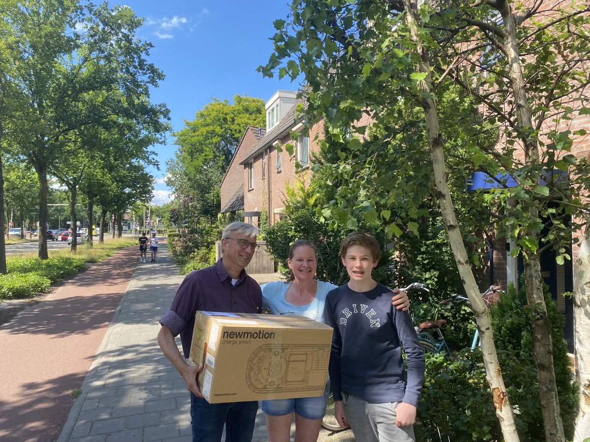 We zijn langs geweest bij de winnaar van de winactie om de lader te overhandigen. Het was leuk om te zien dat we iemand blij hebben kunnen maken!
#actie #win #laadpaal #blij