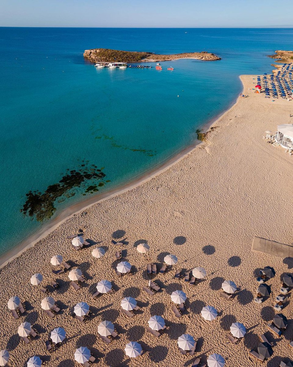 SunnyHolidays4u's tweet photo. What a great way to look over infinite blue!

Are you ready to dive in?

Gorgeous beach in #Cyprus.

📍Nissi Beach, Ayia Napa 🇨🇾

📸 evgeni.fab [IG]

#travel #summer2022 https://t.co/JQ40ebxLpR