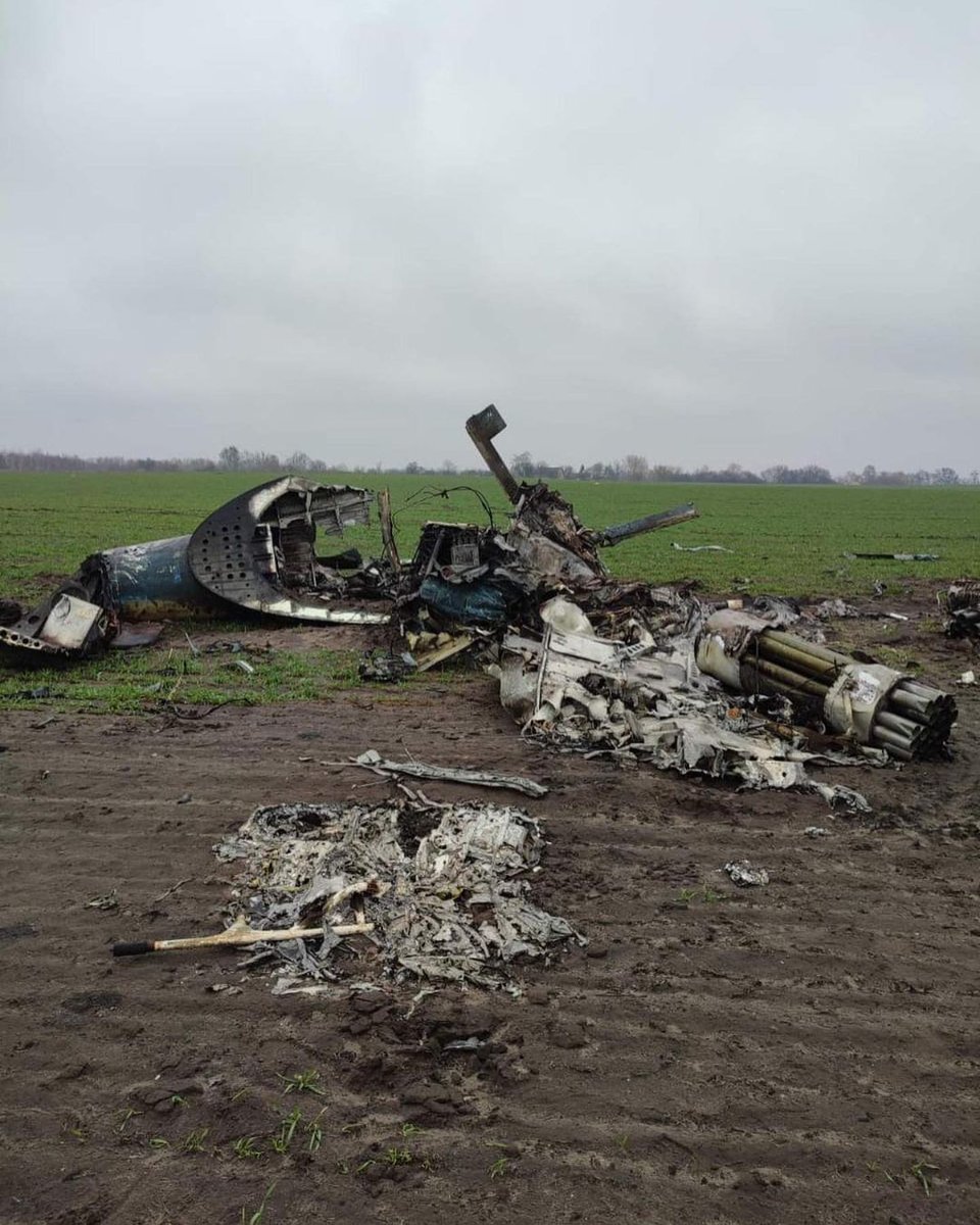 PolymarketIntel's tweet photo. #Ukraine: Gentex, the manufacturer of aircrew ballistic helmets, showed the HGU-56/P helmet which saved a pilot of a Ukrainian Mi-8 helicopter when it was shot down by a Russian missile back in March.

Two of the crew survived and now returned back to Ukraine after POW exchange. https://t.co/lR1iJzd1B1