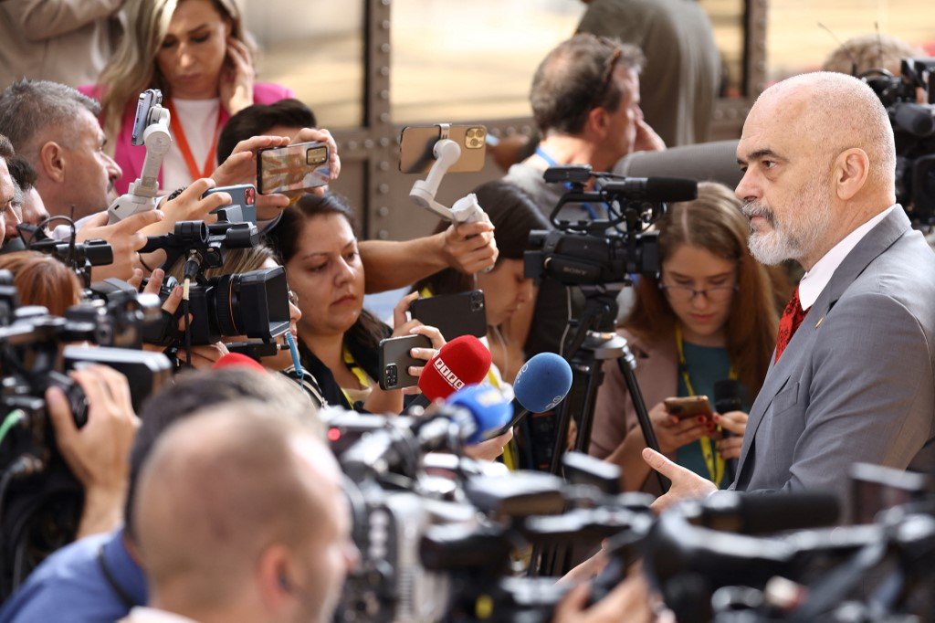 RSF_inter's tweet photo. #Albania 🇦🇱: RSF &amp; its partners protest against PM @ediramaal's arbitrary decision to ban journalists from press conferences. Free &amp; independent journalism is obstructed in the country ranked 103rd in World #PressFreedom Index, down 20 places in 2022.
https://t.co/vb4aPlXphg https://t.co/LTKHmpm8v5