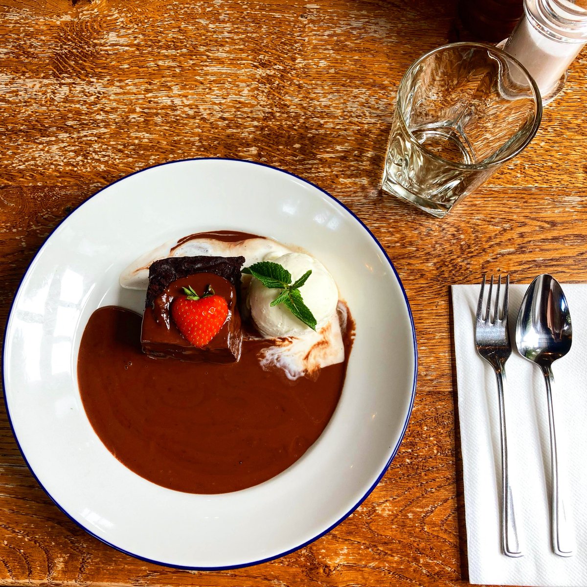 glasfrynpub's tweet image. Calling all chocolate lovers! Today is world chocolate day, why not treat yourself to one of our decadent triple chocolate brownie 😋 

#glasfryn #bandplife #publife #brunningandprice #browine #worldchocolateday