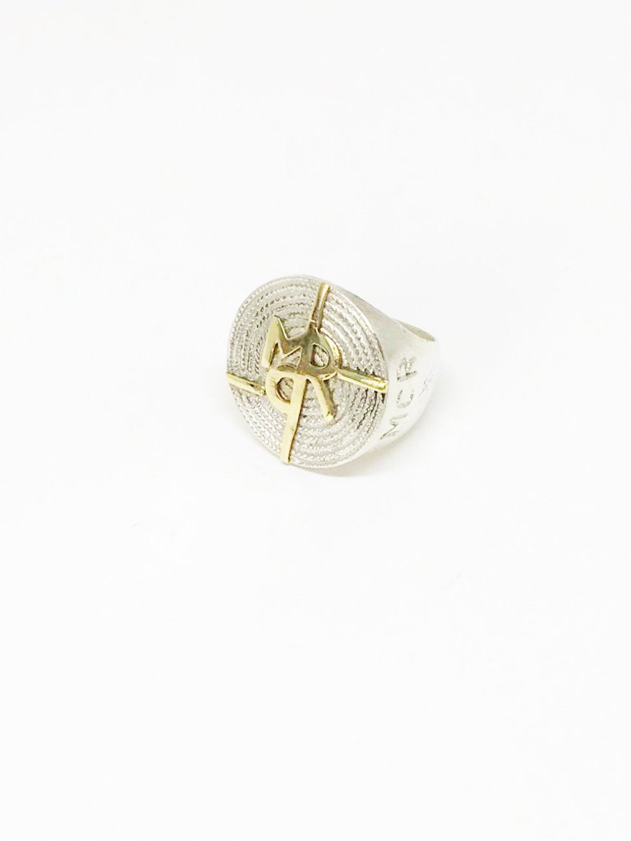 La bague Championship 💎

Vrai produit artisanal façonnée à la main au Niger : chck.me/X4BA

<a href="/mchateaurouge/">Maison Château Rouge</a>