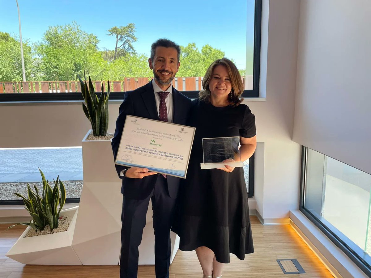 En el acto de la entrega de premios de MRS (Monitor de Reputación Sanitaria) que ha galadonado a Mölnlycke como una de las diez empresas con mejor reputación sanitaria 2022. Nuevamente, Mölnlycke agradece a todos los profesionales sanitarios por este reconocimiento y confianza.