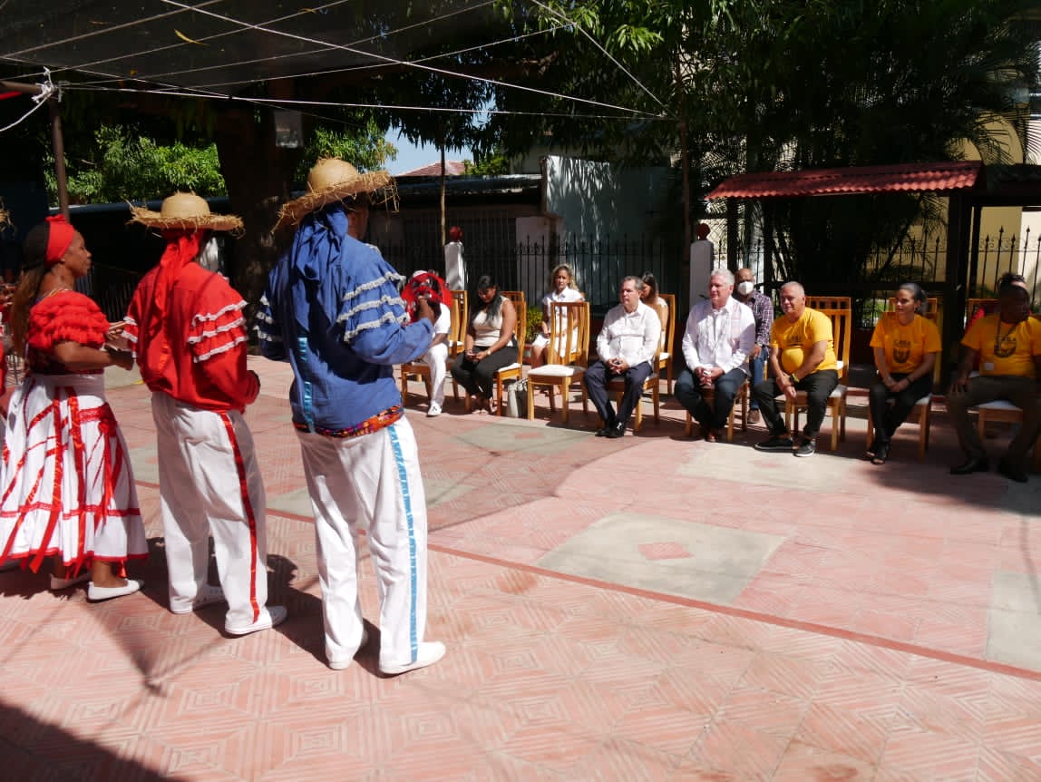 RPolancoF's tweet photo. La única manera de contrarrestar la colonización cultural a la que se nos intenta someter es cuidando nuestras propias tradiciones.
@DiazCanelB en el Festival del Caribe en Santiago de #Cuba.
#CubaEsCultura https://t.co/FFKnjTpK3S
