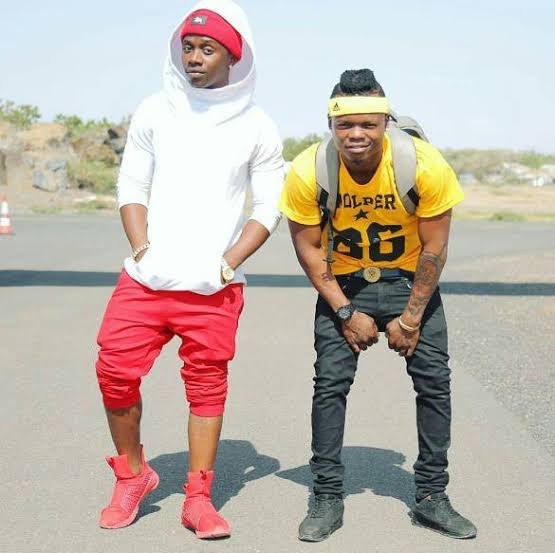ze_mandevu's tweet photo. Nani hapa alikuwa anaonekana ni mshamba kuliko mwenzie.. 😂!? 

#ThrowbackThursday_na_Themandevu https://t.co/CkMLBjm48O