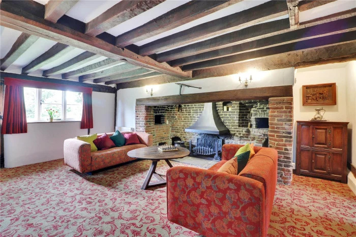 JSSevenoaks's tweet photo. A characterful, 'picture postcard' Grade II listed, 17th Century property @onthemarket #forsale with a detached 2 storey #barn, set within an acre of beautiful gardens in the picturesque village of #Offham. #dreamhome #countrycottage
https://t.co/qHUNLqRP7q https://t.co/ILhXlAwN6a
