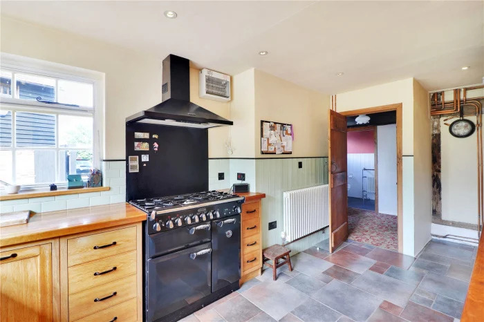 JSSevenoaks's tweet photo. A characterful, 'picture postcard' Grade II listed, 17th Century property @onthemarket #forsale with a detached 2 storey #barn, set within an acre of beautiful gardens in the picturesque village of #Offham. #dreamhome #countrycottage
https://t.co/qHUNLqRP7q https://t.co/ILhXlAwN6a