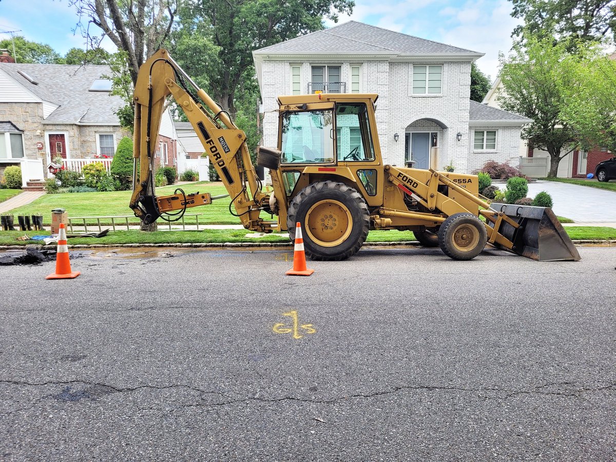 NewYork811_Rep1's tweet photo. On site in #NewHydePark with #GardenCityParkWaterDistrict responding to an emergency water main repair. #ClickorCall811 #KnowWhatsBelow #CallBeforeYouDig #SafeDigging https://t.co/dLygHd7pjS