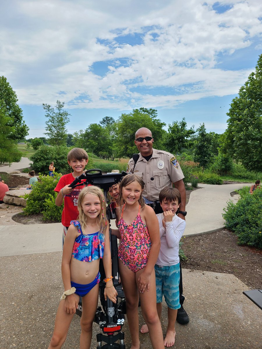 SCCMOPD's tweet image. Officer Bayles ran into a few good friends while patrolling Veterans Tribute Park. What a great group of kiddos. Stay safe, #SCCPDCommunity #SummerPatrols
