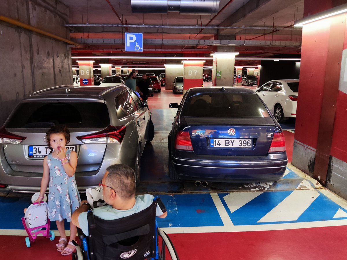 14BY396 #Bolu plakalı aracın VİCDANSIZ sahibi engelli plakalı aracımın (gri station) yanına park edip benim aracıma girişimi zorlaştırmıştır. Aracın üstünde olduğu alan fark ettiyseniz çizgilidir. Bu alan engelli kişiye arabasından rahat rahat insin diye özellikle vardır.