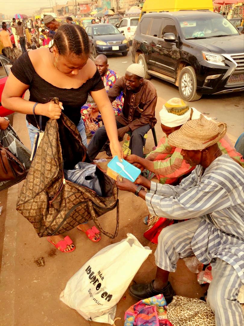Alajeseku1's tweet photo. @WMCIG A throwback in few pictures from the last food drive 🤲🏾 "... Help one person at a time, and start with the person nearest to you."  #DoingMore #ZeroHungerDrive #SDG2 #ThrowbackThursday https://t.co/ptjVUB3i14