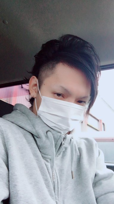 こいついつも車中で自撮りしてんな。両サイドハゲのモヒカンなんだよなあ…ていうかいつの写真やねん。 