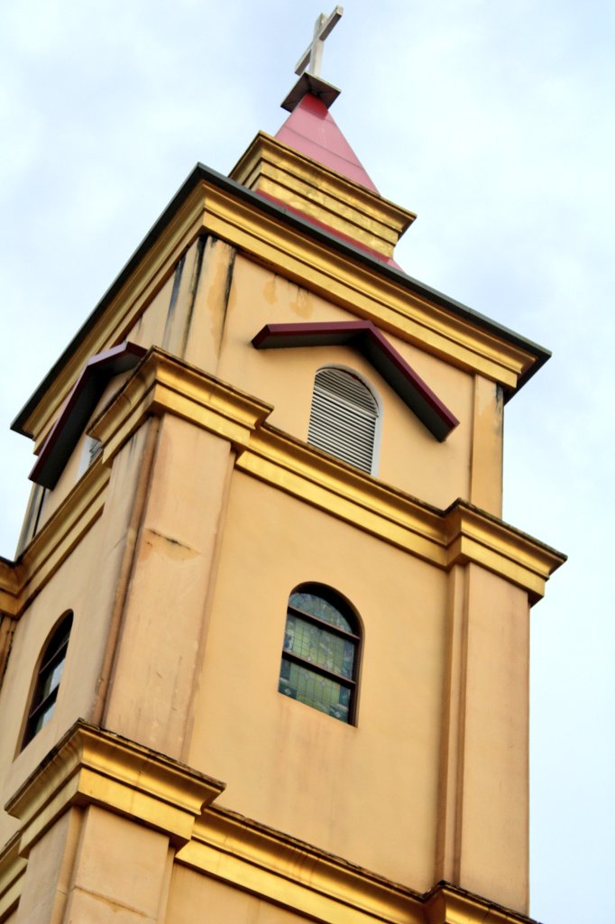 La ciudad de Mbini 🇬🇶 no solo destaca por su magnífico puente, ni por su costa sino también por su nuevo templo de oración inaugurado el 2 de septiembre del 2017.  

Conoces la ciudad? 🙂😉

#guineaturismo #guineaecuatorial #mbini #regioncontinental
