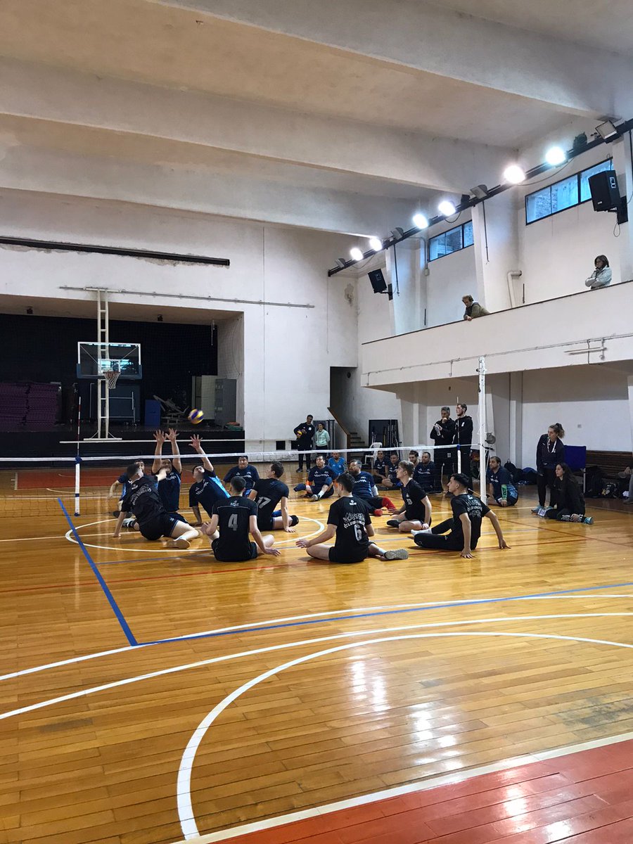 El #sittingvolleyball es una adaptación del voleibol convencional para deportistas con discapacidad motriz.  La Selección convocó a jugadores de distintas Buenos Aires, Santa Fe, Chaco y Mendoza.

#SelecciónArgentina #VestimosElJuego #VestimosSelecciones #EquipoARG