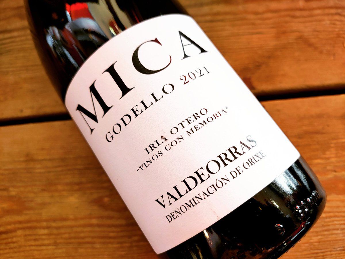MICA, un vino de IRIA OTERO, que tan sólo tiene una producción de 4.500 botellas.

Se trata de un godello de Valdeorras de viñedos 🌱 viejos en Rubià, un municipio 🏘️ pegado al Bierzo.

Los suelos son muy ferrosos, pero con granito (poco habitual en la zona)
#Valdeorras #Godello