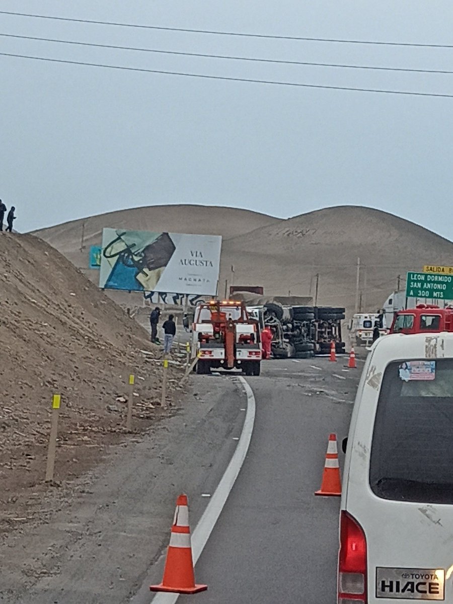 padin_edu's tweet photo. #accidentedetransito  en la Panamericana Sur Km 79 exactamente...a manejar con cuidado amigos 😥 https://t.co/hFlvSPqd6B