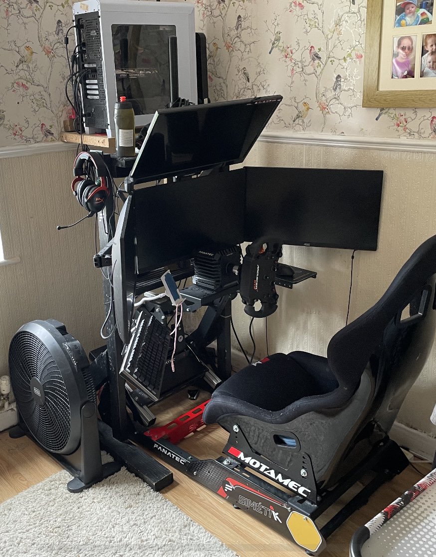 Milo_Gam3r's tweet photo. New toys for my birthday present #simetik #aoc #fanatec #csldd https://t.co/1j96gVLFtm