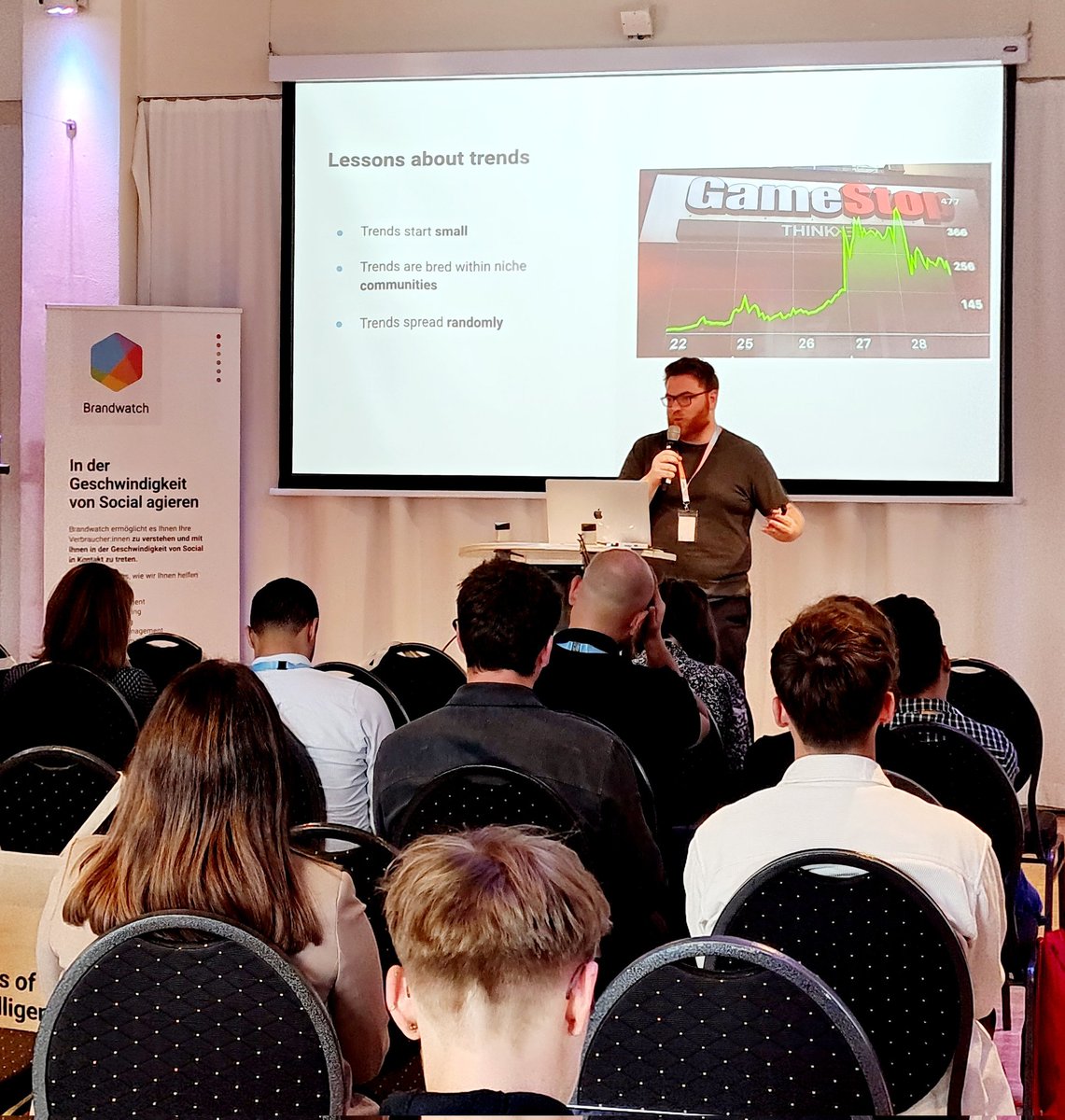 BrandwatchDE's tweet photo. Unser Kollege Paul schließt unsere #BWMasterclassBerlin mit seiner Sesssion rund um Trenderkennung und wie Marken potenzielle Trends erkennen können, bevor diese groß werden 📈 https://t.co/uPWdiZCSTS