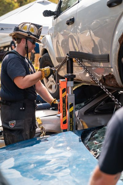 ResQJack's tweet photo. Quick Tip — Suspension Tie-Down
When tying the suspension up or down, be sure to attach the strap to the top of the wheel so when the vehicle is being lifted, the wheel does not move and counteract the space you’re trying to create. https://t.co/hTM9gf8B5E