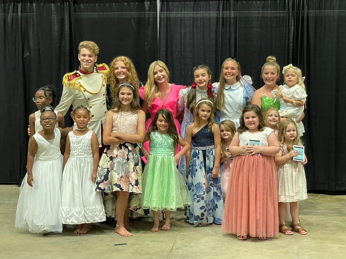LeeCoSchools_MS's tweet photo. Several Mooreville students volunteered as characters at Gumtree TWIGS Father-Daughter Ball benefitting Le Bonheur Children’s Hospital. They signed autographs, posed for photos and danced the night away for a good cause! #princecharming #merida #alice #barbie #dorothy #tinkerball https://t.co/V5FvWjx6Wv