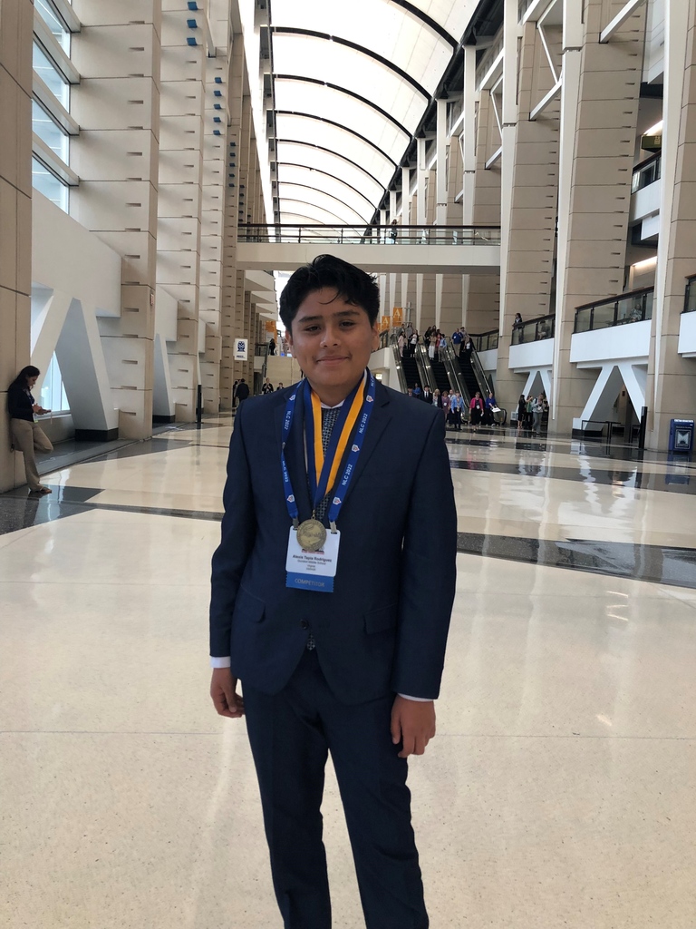 APSVirginia's tweet image. Congratulations to the 2022 FBLA Middle School National Leadership Competition winners!
 
8th-grader Sophia Stidman was #1 in the country for “Exploring Computer Science.” 7th-grader Alexis Tapia Rodriguez was #4 in the country for “Digital Citizenship.” #APSisAwesome