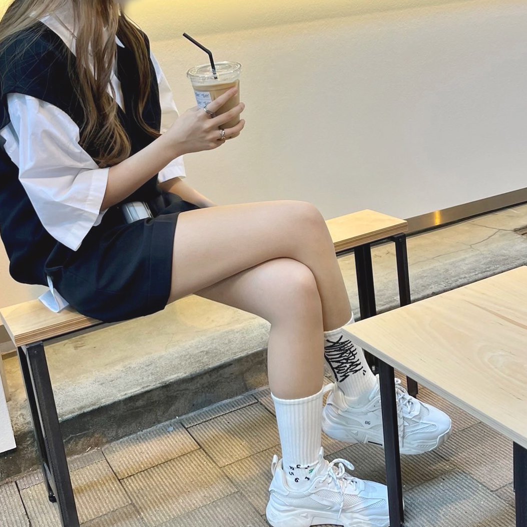 ab_ice1031's tweet photo. くつ下やっと履けた~🧦

 #あんびくあぱれる https://t.co/LNB9wIMGS4