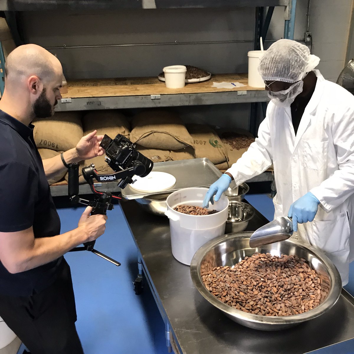 DMorneau's tweet photo. Doublelight Productions en tournage #vidéo à Montréal pour un de ses clients Transformation Cacao Ivoire Québec #DoublelightProductions #cacao https://t.co/39D3A9ipvt