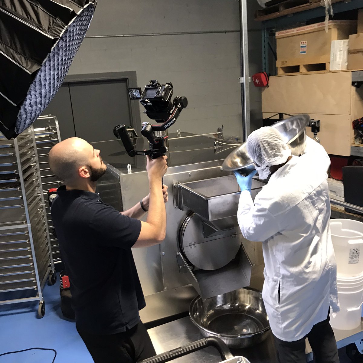 DMorneau's tweet photo. Doublelight Productions en tournage #vidéo à Montréal pour un de ses clients Transformation Cacao Ivoire Québec #DoublelightProductions #cacao https://t.co/39D3A9ipvt
