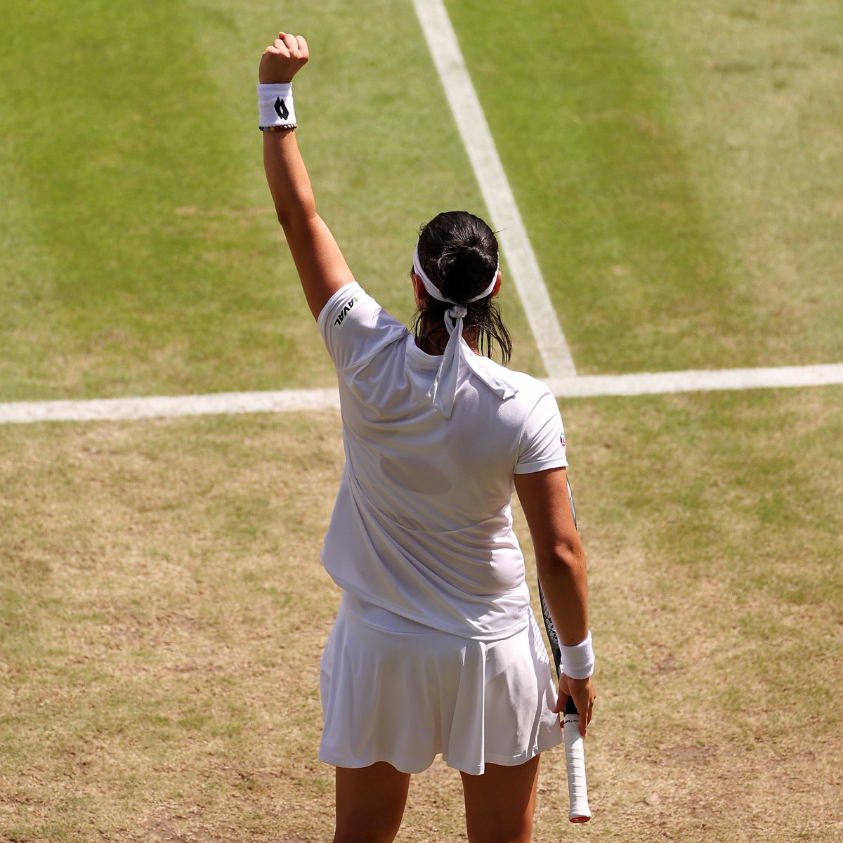 WTA's tweet photo. The first Tunisian to:

🇹🇳 reach a WTA final
🇹🇳 make a Grand Slam quarterfinal
🇹🇳 crack the Top 50 
🇹🇳 win a WTA title 
🇹🇳 debut in the Top 10
🇹🇳 rise to No.2 in the world
🇹🇳 𝗯𝗲𝗰𝗼𝗺𝗲 𝗮 𝗚𝗿𝗮𝗻𝗱 𝗦𝗹𝗮𝗺 𝗳𝗶𝗻𝗮𝗹𝗶𝘀𝘁

@Ons_Jabeur ✊ #Wimbledon https://t.co/7NGQHAvUuo