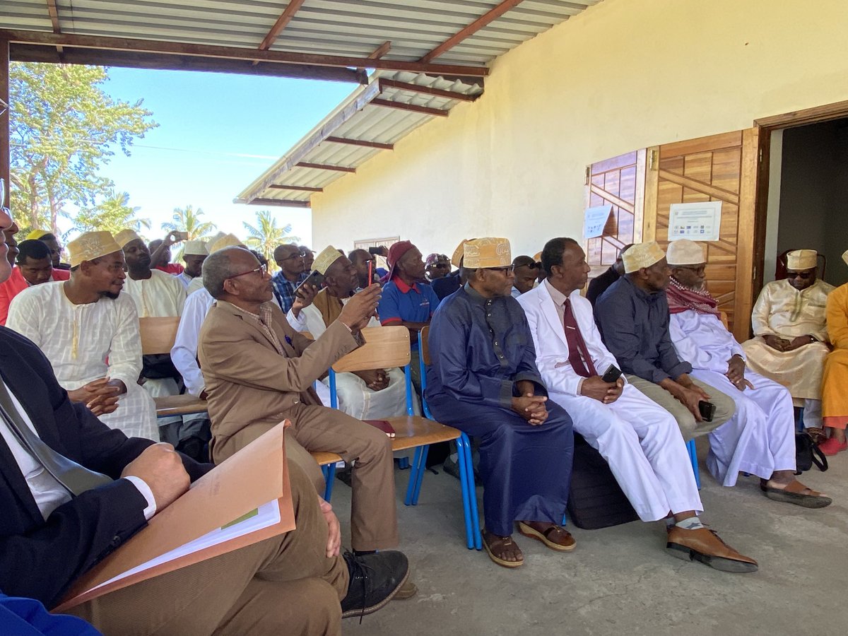 chihabidine's tweet photo. Ravie de participer à la remise de certificats aux bénéficiaires de la formation en maçonnerie de pierre sèche, technique de construction traditionnelle inscrite depuis novembre 2018 au patrimoine immatériel de l’UNESCO. l’OPACO fait partie des partenaires du #CFIP de Djomani. https://t.co/PFVFrxu0WV