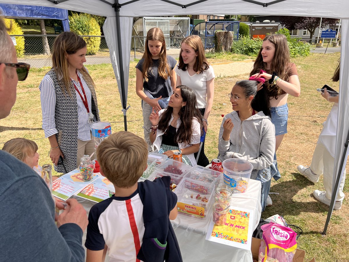 Our first summer fete in several years! Thank you so much to <a href="/LOVESE19/">Crystal Palace SE19</a> shops who contributed prizes. Blue Door Bicycles, Decorum, <a href="/GMsHair/">GMs' Hair</a>, <a href="/booksellercrow/">Bookseller Crow</a>, <a href="/Josephines_CP/">Josephine's</a>, Haven ....what a great place for @TheLaurelsSW3 to call home.