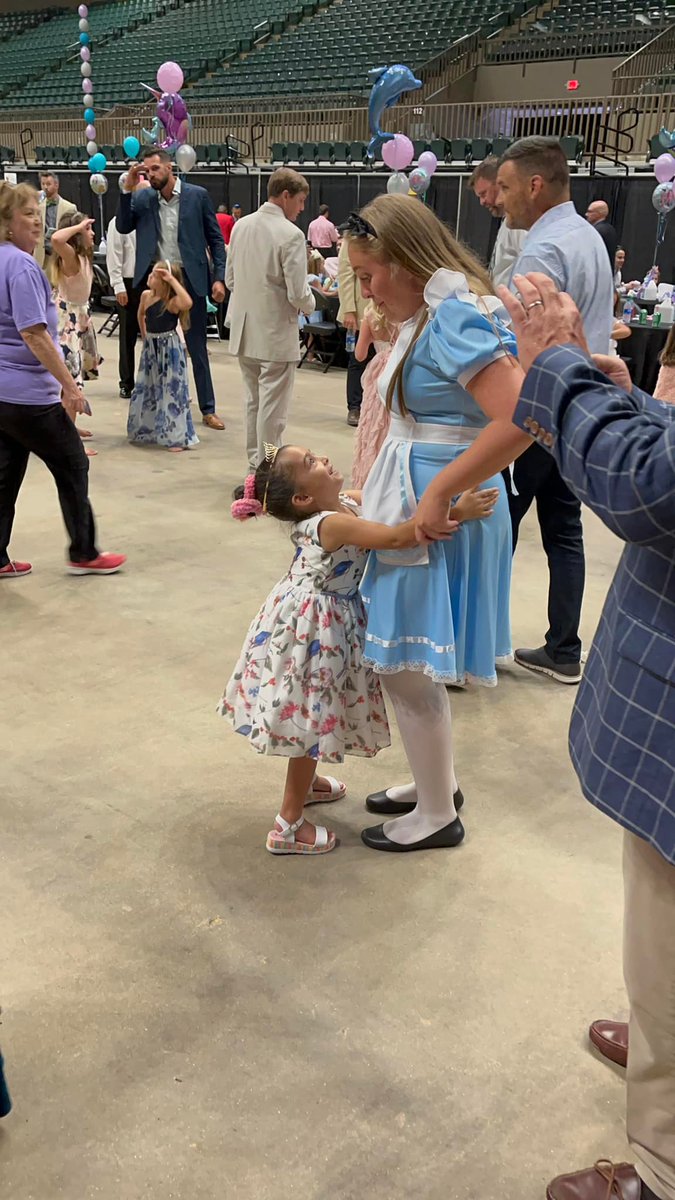 LeeCoSchools_MS's tweet photo. Several Mooreville students volunteered as characters at Gumtree TWIGS Father-Daughter Ball benefitting Le Bonheur Children’s Hospital. They signed autographs, posed for photos and danced the night away for a good cause! #princecharming #merida #alice #barbie #dorothy #tinkerball https://t.co/V5FvWjx6Wv