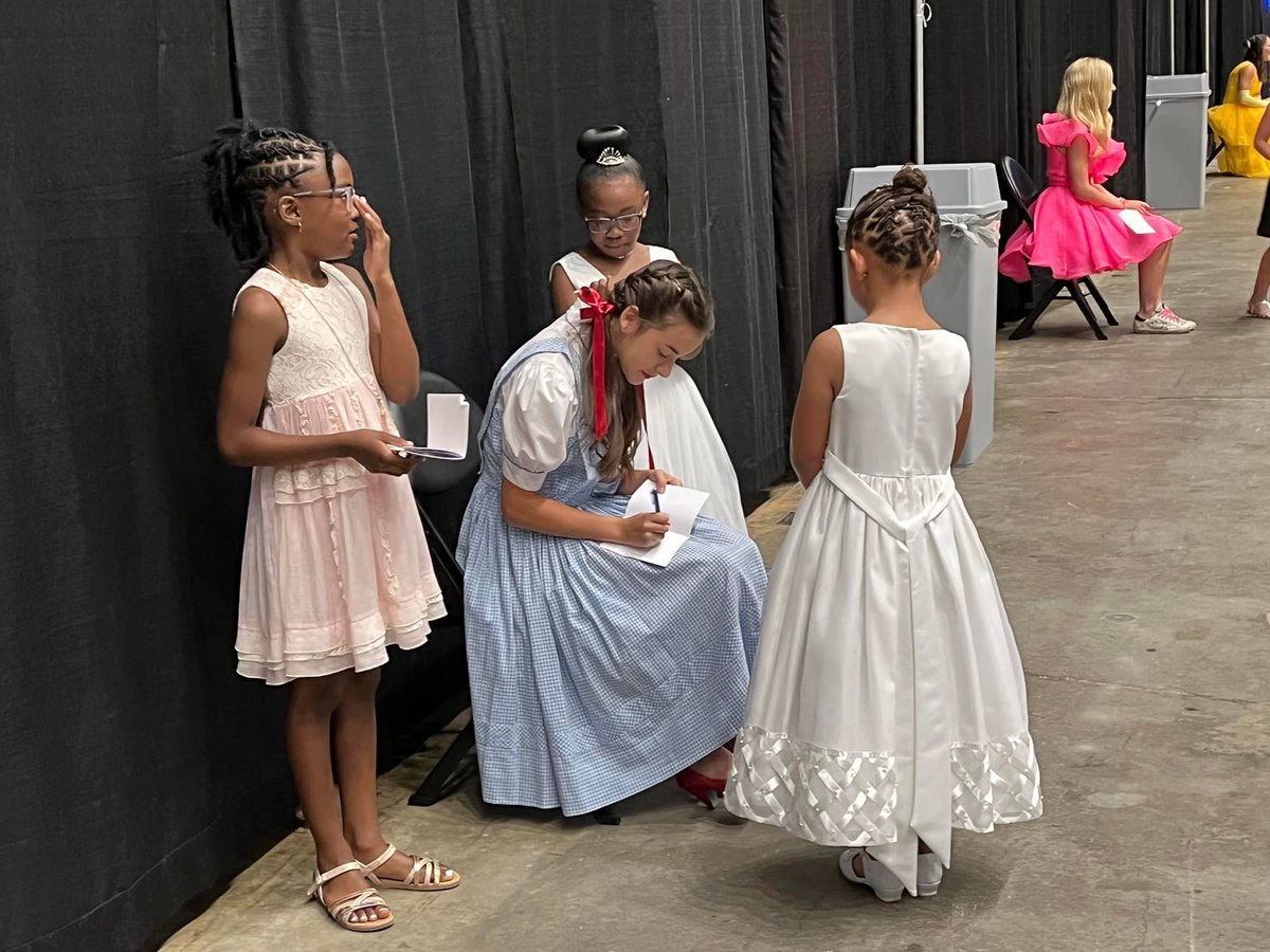 LeeCoSchools_MS's tweet photo. Several Mooreville students volunteered as characters at Gumtree TWIGS Father-Daughter Ball benefitting Le Bonheur Children’s Hospital. They signed autographs, posed for photos and danced the night away for a good cause! #princecharming #merida #alice #barbie #dorothy #tinkerball https://t.co/V5FvWjx6Wv