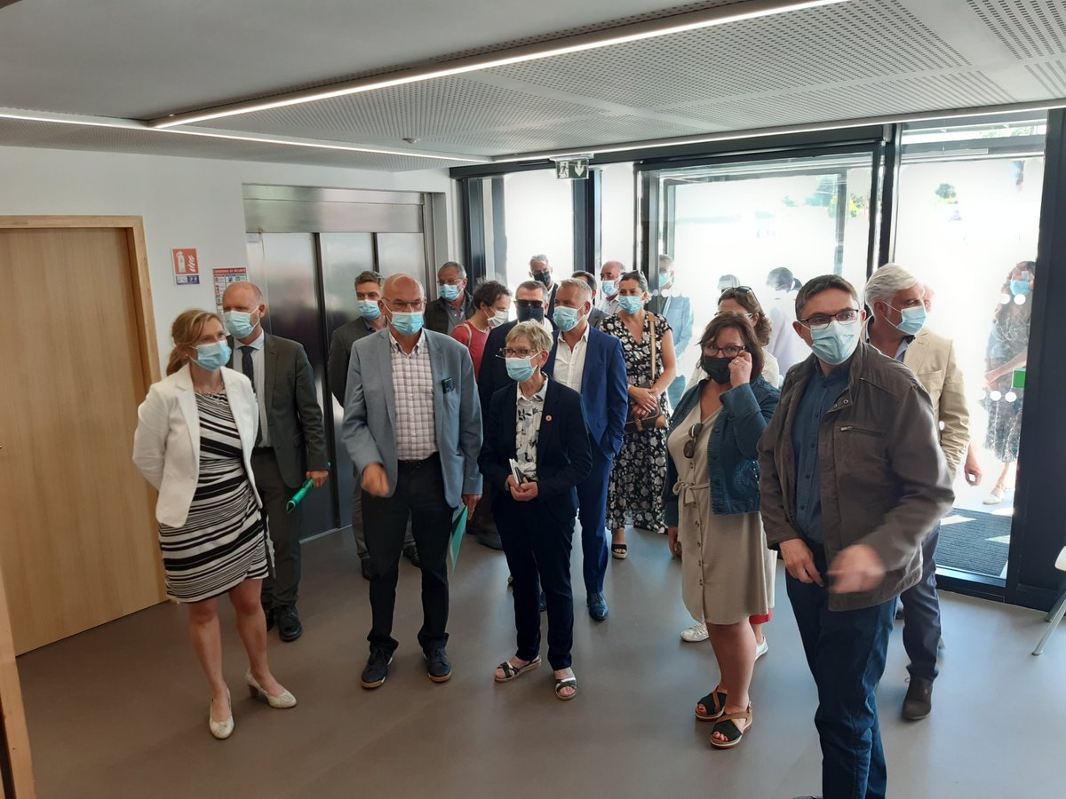 SdecEnergie's tweet photo. #SDEC14 #Calvados #Enr Visite de fin de #travaux du Pôle de Santé Libéral et Ambulatoire à Villers-Bocage dont la toiture a été équipée en #panneaux #solaires : cette 18ème installation pour le SDEC ÉNERGIE (la 20ème approche !) a une production annuelle attendue de 86000 kWh. https://t.co/8yti70mz7q
