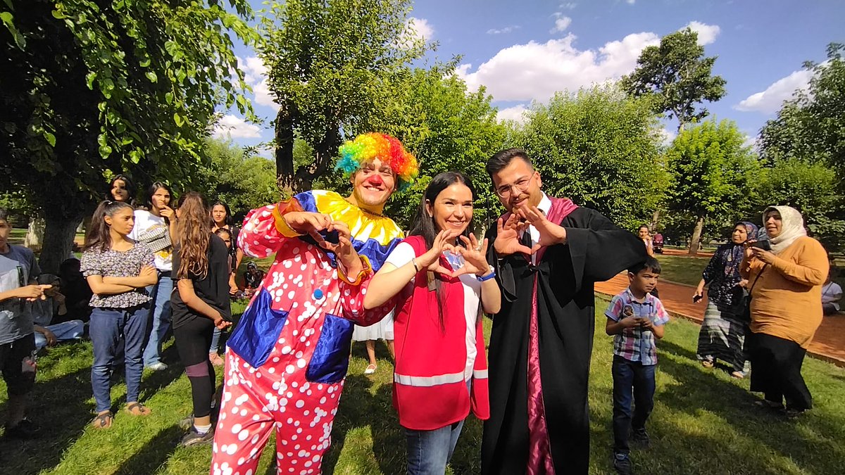 Kizilaykadin_27's tweet photo. Bu bayram yine çocuklarla beraberdik. Biz de en az onlar kadar eğlendik, güldük, coşduk. Bayram öncesi bayramlaşıp hediyeleştik. En önemlisi kalplerindeki sevgiden, yüzlerindeki gülümsemeden nasiplendik.
#kızılayailesi #sevgide #iyilikte #birliktelikte #yarışıyor https://t.co/XBHyTL57Cr