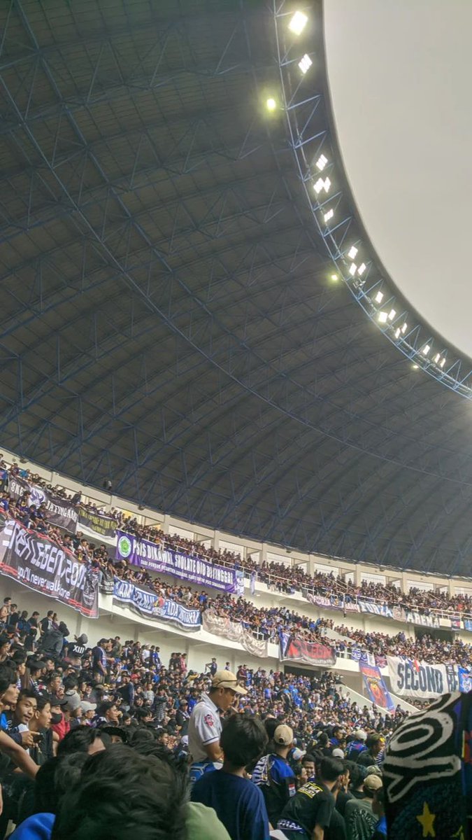 Snex2005's tweet photo. Loyalitas dan militansi adalah kemewahan terakhir yang hanya dimiliki oleh suporter sepak bola, dan itu bukan penghalang untuk bersua dengan suporter klub lawan.

Saling teror pemain lawan, adu nyanyian, dan apapun itu yang meruntuhkan mental!

Semarang - Malang Seduluran 🤝 https://t.co/G85GVgQywA